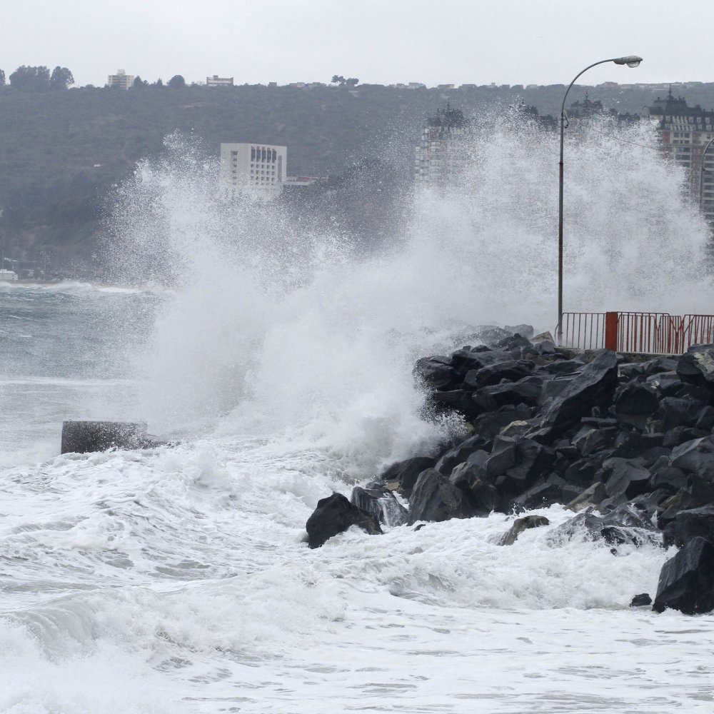 Marejadas interrumpieron búsqueda de joven desaparecido en Valparaíso