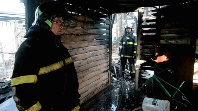 Incendio dejó 25 damnificados y siete casas destruidas en La Pintana