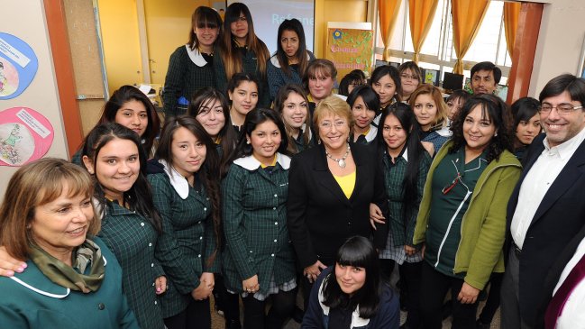 Bachelet en visita a liceo de Recoleta: Queremos que los padres elijan el colegio y no al revés