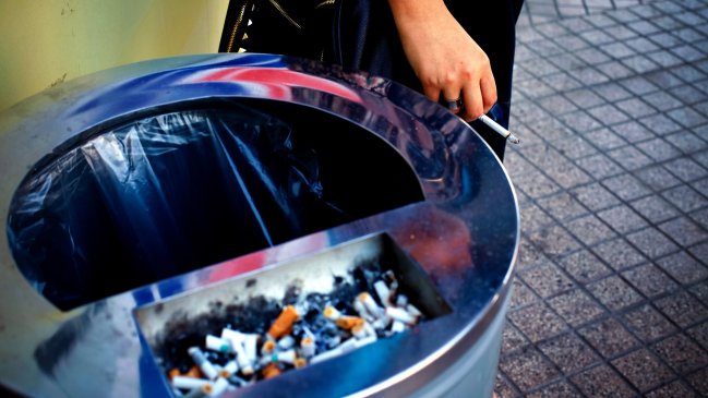 Gobierno respaldará proyecto que prohíbe fumar en plazas y parques