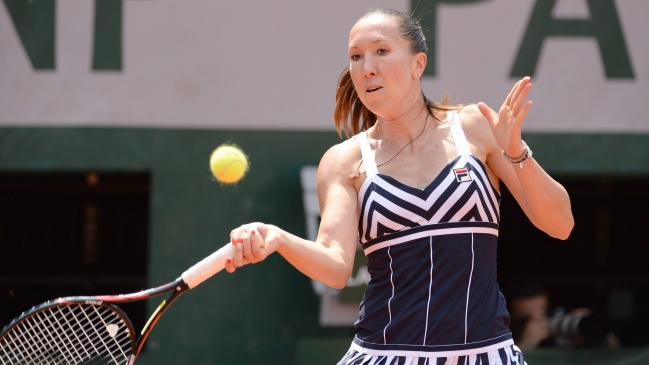 Jelena Jankovic derribó a Sorana Cirstea y avanzó a octavos de final
