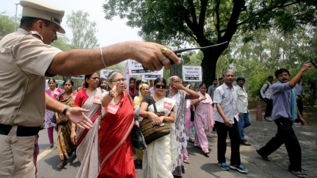 India: Joven fue violada, obligada a beber ácido y estrangulada