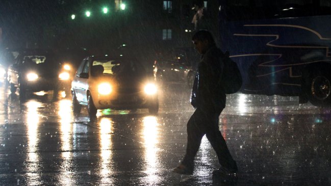 Cortes de energía y anegamientos en la Región Metropolitana por lluvias