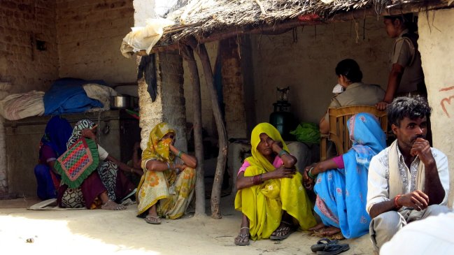 India: Adolescente fue violada y ahorcada en un árbol