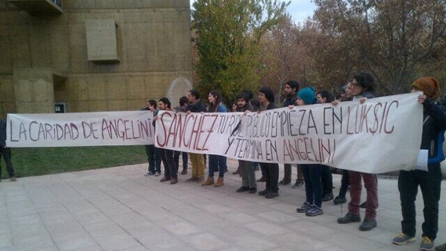Estudiantes protestaron frente al campus San Joaquín de la UC ante visita de Bachelet
