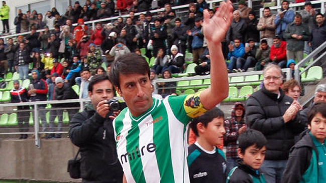 Moisés Villarroel se retiró del fútbol profesional en una despedida con grandes figuras