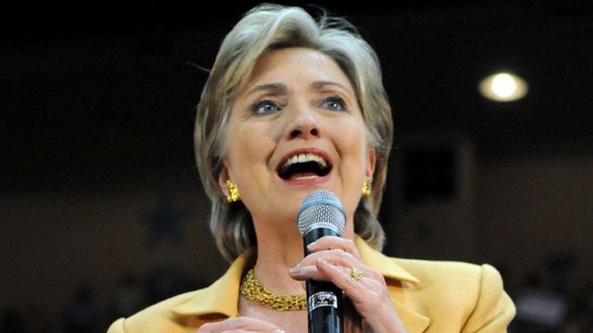 Hillary Clinton inicia gira promocional con aires de campaña