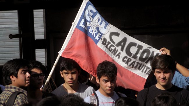 Estudiantes marchan este martes frente a La Moneda