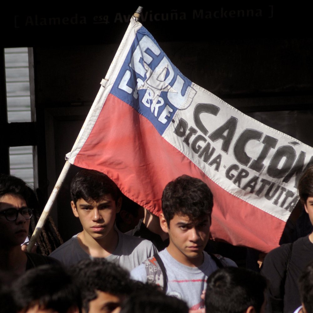 Estudiantes marchan este martes frente a La Moneda