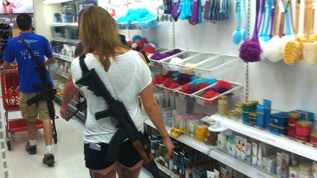 ¿Por qué en Estados Unidos van al supermercado con rifles y fusiles de asalto?