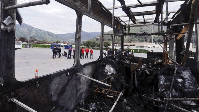 Desconocidos quemaron un bus del Transantiago en Peñalolén