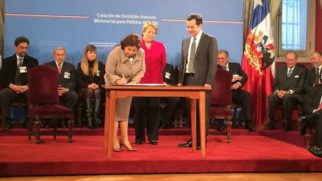 Presidenta firmó decreto que crea la comisión asesora del litio