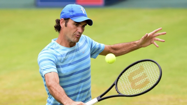 Federer inició la defensa del título en Halle con una remontada ante Sousa
