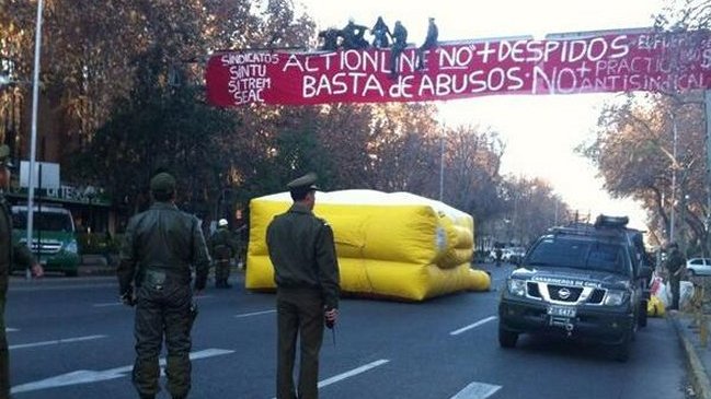 Trabajadoras de call center treparon a señalética en Vicuña Mackenna