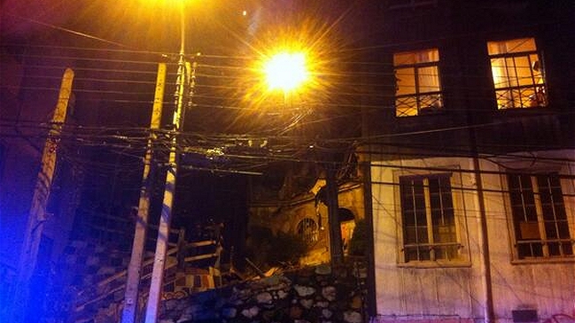 Vivienda de cuatro pisos sufrió derrumbe parcial en Valparaíso