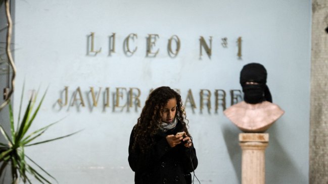 Liceo 1 se mantiene en toma y en el Instituto Nacional discuten el regreso a clases