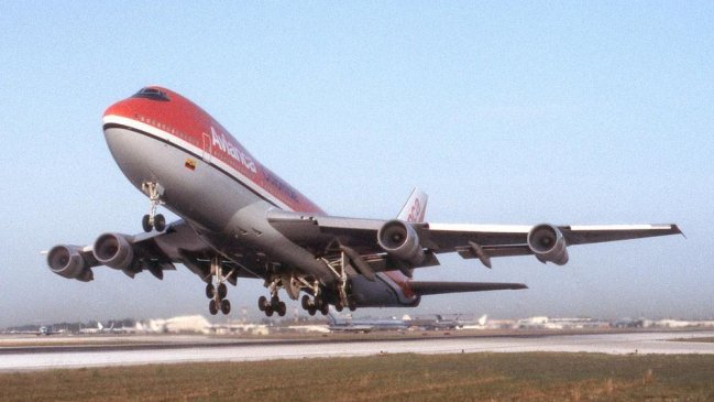 Avión debió aterrizar de emergencia por agresión de pasajero a su mujer