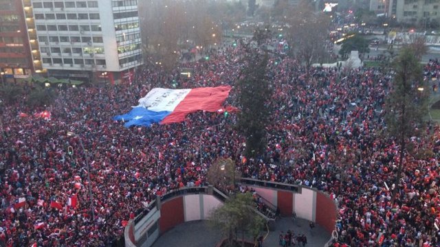 [Fotos] Chile festeja el triunfo y clasificación de la Roja en Brasil ...