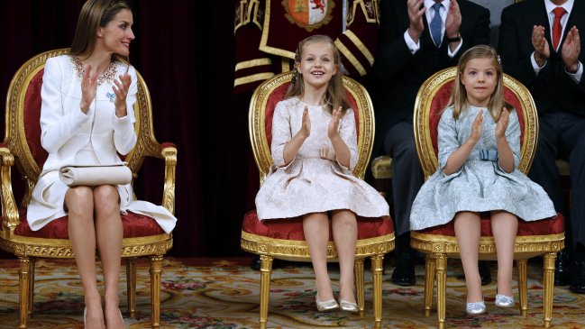 De blanco y corto, la sobria elección de la Reina Letizia