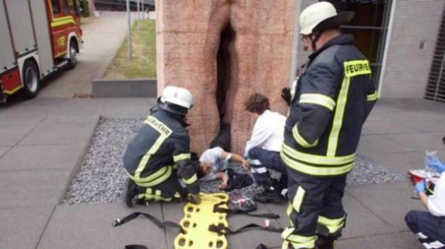 Joven quedó atrapado en una vagina gigante y fue rescatado por bomberos