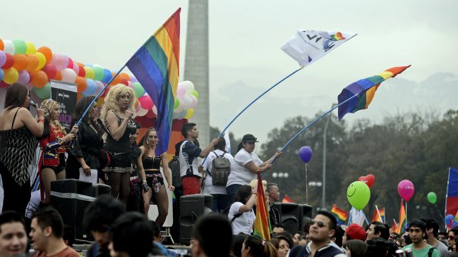 Movilh suspendió marcha por adopción homoparental por partido de Chile