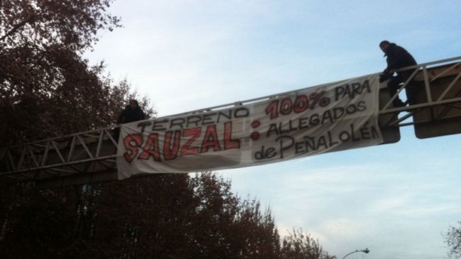 Vecinos de Peñalolén se colgaron de señalética en Vicuña Mackenna