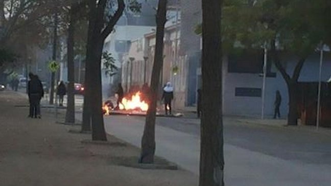 Carabineros y encapuchados se enfrentaron en Liceo Cervantes