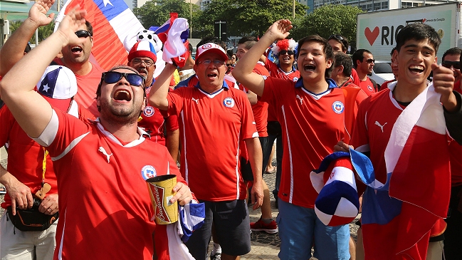 Hinchas chilenos duermen desde hace 12 días en Copacabana