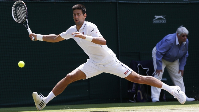 Novak Djokovic preocupó en su triunfo sobre Gilles Simon por Wimbledon
