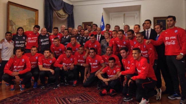 Seleccionados fueron recibidos como héroes en La Moneda