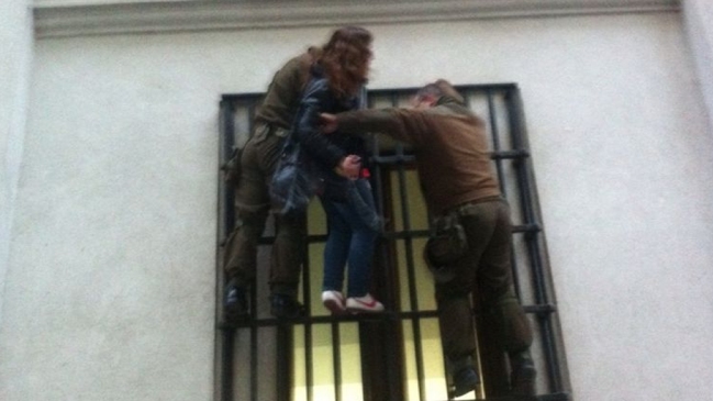 Manifestantes protestaron escalando ventanas de La Moneda