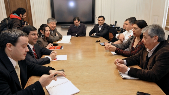 Gobierno y la CUT se reúnen para zanjar el monto del salario mínimo