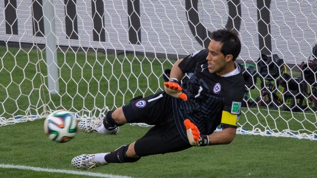 Claudio Bravo figura como el mejor arquero del Mundial tras los octavos de final
