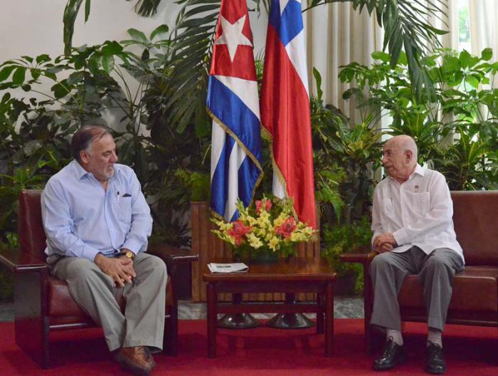 Osvaldo Andrade se reunió con Raúl Castro en La Habana