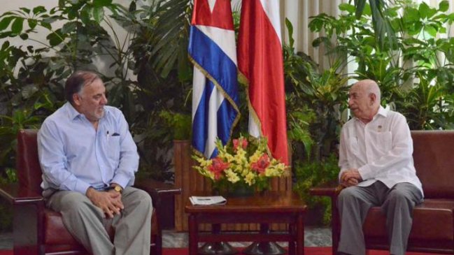 Osvaldo Andrade se reunió con Raúl Castro en La Habana