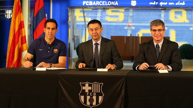 Claudio Bravo firmó su contrato con Barcelona