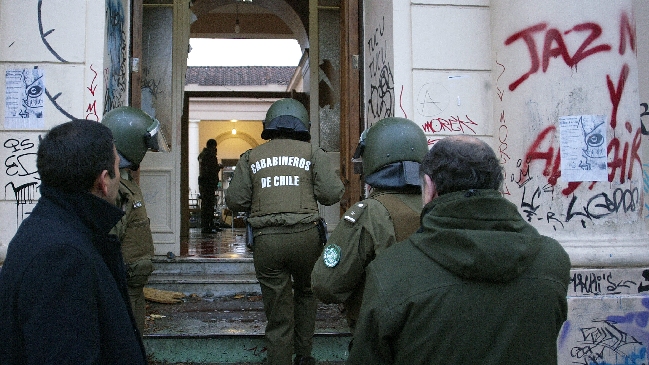 Carabineros desalojó el Liceo Cervantes en Santiago