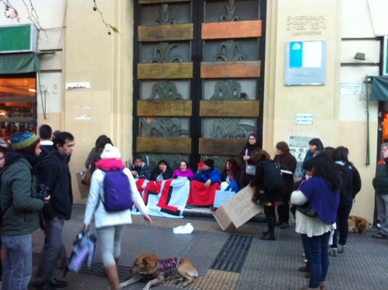 Manifestantes se encadenaron a las puertas del Ministerio de Vivienda