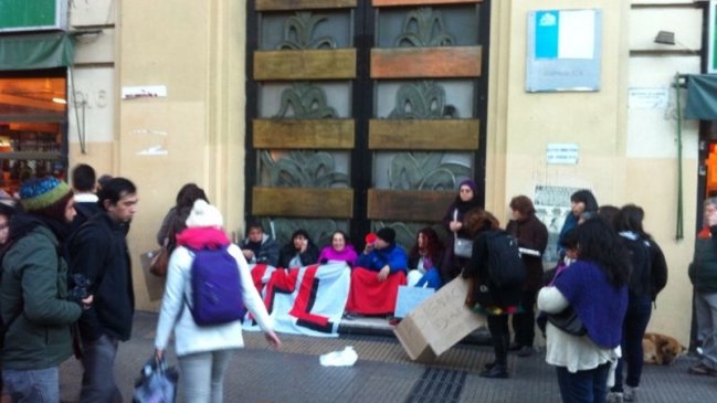 Manifestantes se encadenaron a las puertas del Ministerio de Vivienda