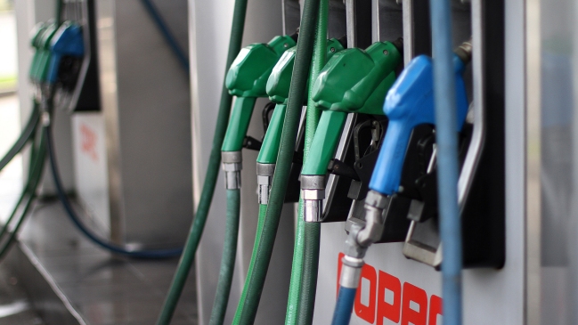 Bencinas sufrirán leve alza este jueves