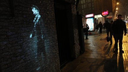   Revisa las imágenes del paseo de Neruda por Santiago 