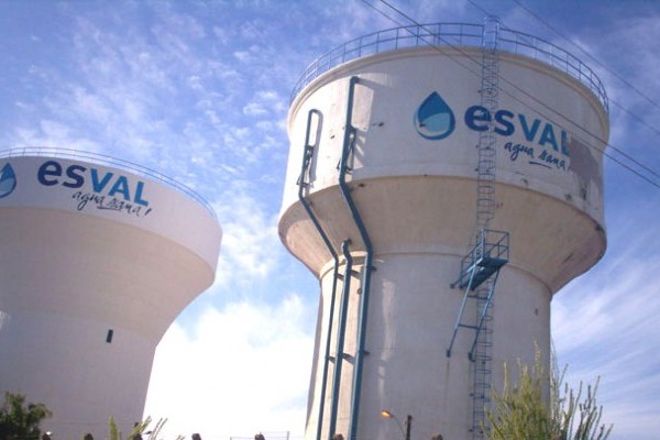 Joven está grave tras caer desde copa de agua en Limache