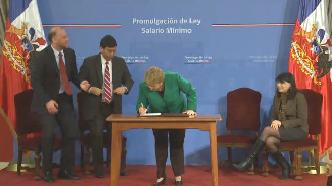 Bachelet promulgó salario mínimo de 225 mil pesos