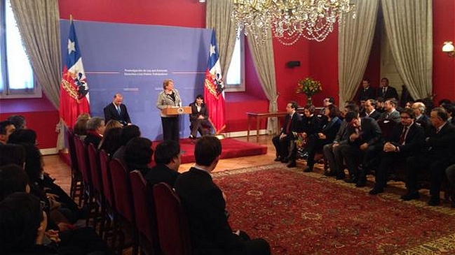 Presidenta Bachelet firmó ley que da tiempo a padres para que alimenten a sus hijos