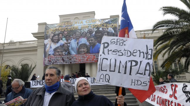 Trabajadores del Hospital del Salvador cumplen 10 días en paro