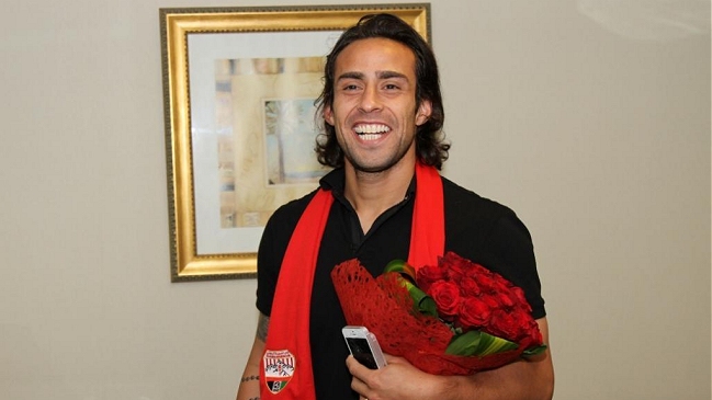 Jorge Valdivia fue presentado en su nuevo club de Emiratos Arabes Unidos
