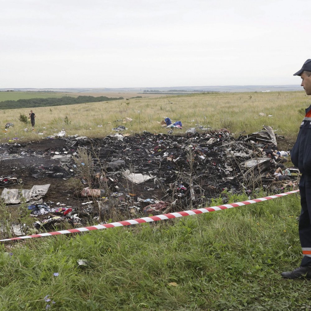 Casi 200 cadáveres del avión malasio esperan en un tren por su identificación