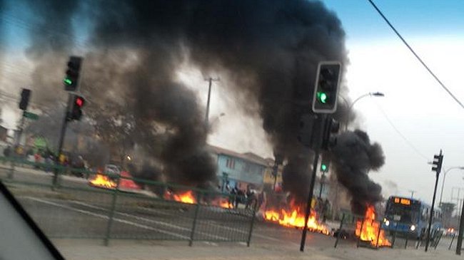 Barricadas complican el tránsito en Pedro Aguirre Cerda