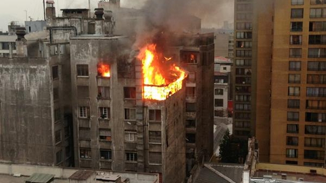 Incendio moviliza a Bomberos en pleno centro de Santiago