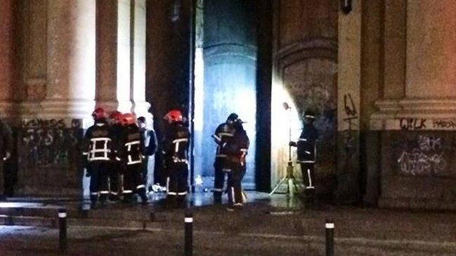 Explosión e incendio en la Iglesia Santa Ana movilizó a Carabineros y Bomberos